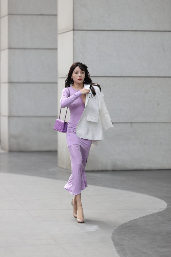중국야사 - 럭셔리 유부녀 노브라자에 딱 붙는 원피스로 외출 2 번째 이미지